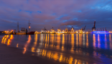 Hamburger Hafen Dämmerung vom Elbstrand aus Blureffekt