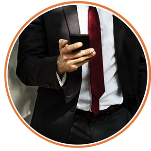 Mann im Anzug Smartphone in der Hand